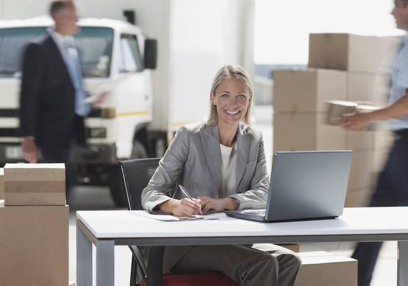 西方人,三个人,同事,商务人士,商务男性,商务女性,坐,走,笑,微笑,露齿笑,横图,室外,白天,正面,衬衫,商务,成功,合作,团队,集体,信心,电脑,笔记本电脑,科技,桌子,卡车,汽车,欧洲,欧洲人,一堆,一辆,许多,握,阴影,堆叠,堆积,套装,朦胧,模糊,光线,科学,网络,包装,笔,影子,纸箱,办公桌,领带,手写笔,注视,通讯设备,队伍,车,阳光,容器,箱子,交通工具,观察,记录,看,快递员,便捷,联络,握着,通信,观看,堆,一台,掌上电脑,察看,无线,科学技术,领导,成就,关注,载具,纸板箱,通信设备,液晶,商务装,无线网络,快递,合伙,领袖,触控笔,速递,无线上网,便携式电脑,工薪阶层,包装箱,PDA掌上电脑,个人数字助理,轻巧,触摸笔,触屏笔,电容屏笔,电容屏手写笔,手提电脑,男人,男性,年轻女性,女人,女性,中年男性,白种人,白领,上班族,步行,走路,坐着,半身,彩图,衬衣,办公