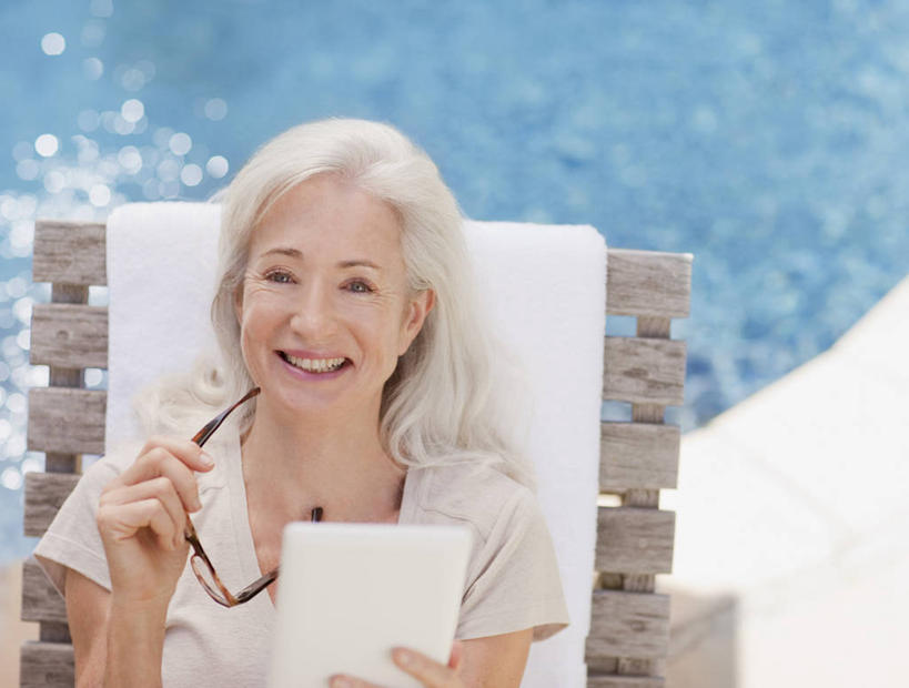 西方人,一个人,游泳池,坐,笑,微笑,露齿笑,横图,俯视,室外,白天,水,书籍,椅子,欧洲,欧洲人,仅一个女性,仅一个人,握,阴影,波纹,服装,朦胧,模糊,光线,纺织物,眼镜,影子,躺椅,水池,水面,涟漪,拿,拿着,注视,休闲装,泳池,衣服,水纹,阳光,毛巾,波浪,观察,看,清洁,休闲,休闲服,握着,服饰,仅一个老年女性,观看,老花镜,保暖,沙滩椅,察看,关注,透气,防水,水晕,储水,耐磨,吸水,远视眼镜,老年女性,女人,女性,白种人,书,图书,抬头,仰头,坐着,半身,彩图,高角度拍摄