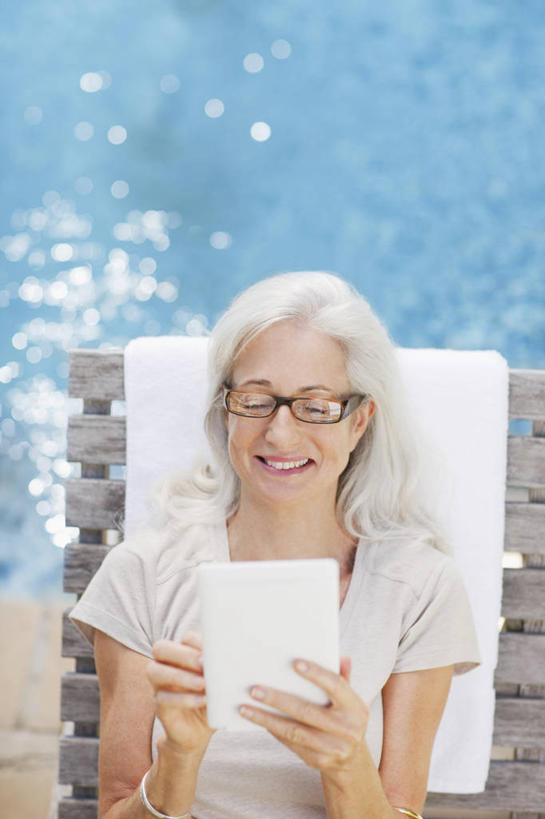 西方人,一个人,游泳池,坐,笑,微笑,露齿笑,竖图,俯视,室外,白天,电脑,笔记本电脑,水,椅子,欧洲,欧洲人,仅一个女性,仅一个人,握,阴影,服装,朦胧,模糊,光线,网络,纺织物,眼镜,影子,躺椅,水池,水面,拿,拿着,注视,休闲装,通讯设备,泳池,衣服,阳光,毛巾,观察,看,清洁,休闲,休闲服,握着,服饰,仅一个老年女性,观看,老花镜,保暖,沙滩椅,察看,无线,关注,通信设备,无线网络,无线上网,便携式电脑,平板电脑,透气,防水,储水,耐磨,吸水,远视眼镜,手提电脑,老年女性,女人,女性,白种人,坐着,半身,彩图,高角度拍摄