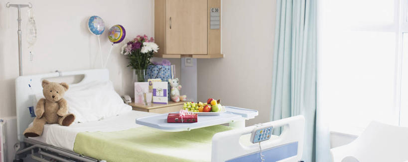 无人,医院,横图,室内,白天,正面,游戏,窗户,窗帘,床,落地窗,桌子,熊,苹果,葡萄,水果,玩具,不锈钢,新鲜,装饰,盛开,不锈钢制品,玩偶,生食,食品,果实,床单,泰迪熊,玩,花蕾,娱乐,被子,玻璃窗,花,花瓣,花朵,鲜花,食物,一个,帘子,病床,气球,玩具熊,花苞,花蕊,休闲,充气玩具,遮阳,益智,毛绒玩具,有机食品,绿色食品,单个,华丽,修饰,安慰,点缀,医疗,医疗设备,被单,发泄,消遣,医疗器械,氢气球,医疗机构,输液架,宣泄,衬托,美观,雅致,雅观,罗斯福熊,床上桌,懒人桌,医疗用具,山葫芦,蒲桃,草龙珠,玩耍,嬉戏,彩图,病院,诊所,氦气球,铝箔气球,铝膜气球,护理床,医疗床