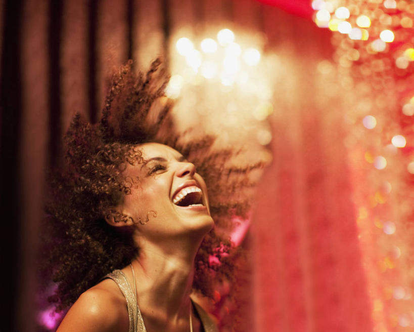 西方人,一个人,闭眼,笑,微笑,露齿笑,横图,室内,夜晚,侧面,聚会,奢侈,跳舞,夜生活,吊带,欧洲,欧洲人,仅一个年轻女性,仅一个女性,仅一个人,阴影,服装,朦胧,模糊,光线,影子,灯光,吊带衫,娱乐,衣服,休闲,放松,服饰,夜店,衣着,穿着,迪厅,夜总会,舞姿,衣饰,年轻女性,女人,女性,白种人,闭眼睛,闭着眼,闭着眼睛,抬头,仰头,半身,彩图,舞蹈