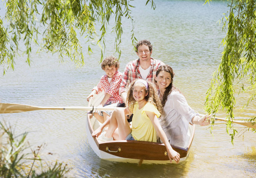 划船,西方人,儿童,中年人,四个人,家庭,夫妻,母亲,父亲,女儿,儿子,坐,笑,微笑,露齿笑,横图,俯视,室外,白天,爱情,纯洁,湖,湖泊,水,植物,船,柳树,欧洲,欧洲人,一艘,握,阴影,服装,装饰,光线,船桨,头饰,影子,湖面,水流,水面,木船,浪漫,拿,拿着,注视,休闲装,树,树木,杨柳,小孩,衣服,绿色,阳光,自然,发箍,发饰,饰品,交通工具,湖水,观察,看,休闲,温暖,温馨,父女,父子,母女,母子,一家人,休闲服,恩爱,父爱,可爱,母爱,童年,童趣,握着,恋人,服饰,生长,成长,头箍,观看,华丽,修饰,点缀,和睦,察看,舟,关注,载具,发卡,童真,烂漫,无邪,配饰,衬托,美观,雅致,雅观,荡舟,天真,男孩,男人,男性,女孩,女人,女性,中年男性,中年女性,白种人,孩子,夫妇,情侣,抬头,仰头,坐着,彩图,高角度拍摄,全身,伴侣,融洽,男生,女生