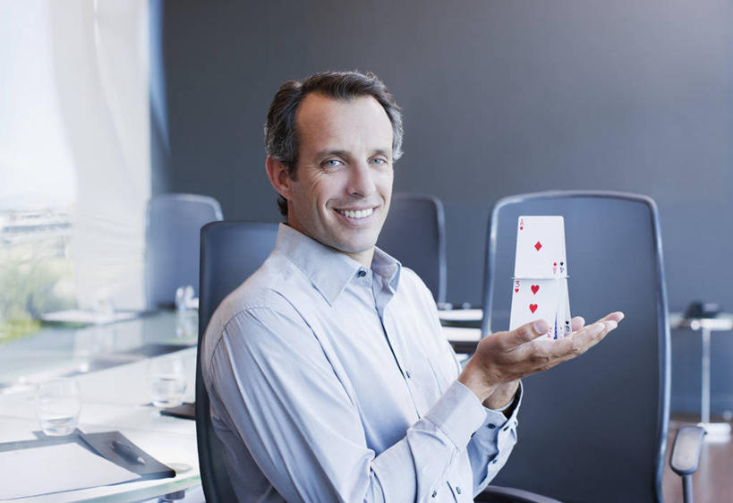 西方人,一个人,商务人士,商务男性,办公室,站,捧,笑,微笑,露齿笑,横图,室内,白天,侧面,衬衫,游戏,赌博,贪欲,竞争,窗户,家具,落地窗,桌子,杯子,扑克牌,纸牌,玩具,椅子,扑克,欧洲,欧洲人,仅一个男性,仅一个人,仅一个中年男性,套装,朦胧,模糊,材料,档案,文件,办公桌,墙,玩,扭头,注视,娱乐,刺激,玻璃窗,墙壁,墙面,玻璃制品,会议椅,水杯,资料,观察,看,站着,转头,休闲,观看,活动,办公椅,察看,发泄,关注,消遣,智力,赌具,文档,商务装,工薪阶层,投机,侥幸,欲望,办公家具,宣泄,商务椅,培训椅,男人,男性,中年男性,白种人,白领,上班族,玻璃杯,端,端着,捧着,手捧,玩耍,嬉戏,站立,半身,彩图,衬衣,房子,纸牌房子,纸牌屋,胜负,输赢