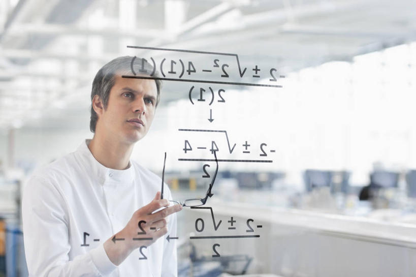 西方人,一个人,科学家,站,横图,室内,白天,正面,显示器,窗户,落地窗,欧洲,欧洲人,仅一个男性,仅一个人,仅一个中年男性,指,服装,朦胧,模糊,标志,符号,屏幕,数字,文字,字符,实验室,研究室,触摸屏,注视,指点,输入设备,标识,显示屏,玻璃窗,衣服,白色,观察,看,站着,阿拉伯数字,服饰,观看,察看,指向,衣着,科研人员,白大褂,穿着,关注,数学,研究者,公式,液晶显示器,输出设备,试验室,实验服,数学公式,科学研究者,衣饰,男人,男性,中年男性,白种人,科学工作者,站立,半身,彩图,实验衣,触控面板,触控屏,交互设备