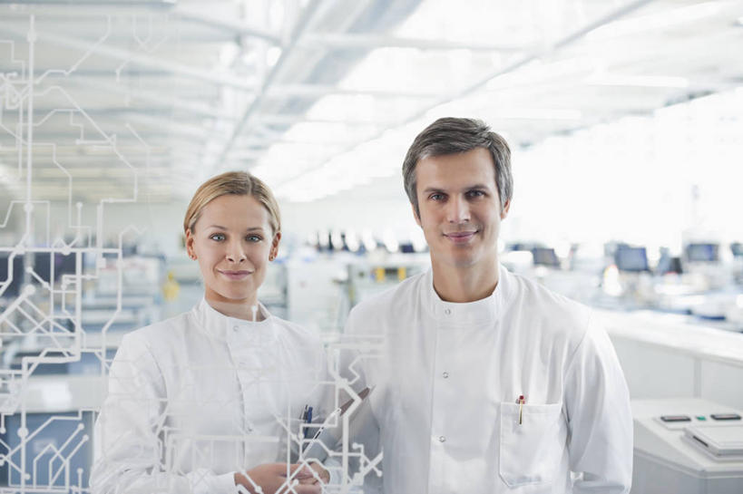 西方人,两个人,同事,科学家,站,笑,微笑,露齿笑,横图,室内,白天,正面,成功,合作,团队,集体,信心,显示器,欧洲,欧洲人,服装,朦胧,模糊,屏幕,图表,实验室,研究室,触摸屏,注视,输入设备,显示屏,队伍,衣服,白色,观察,看,站着,服饰,观看,察看,领导,衣着,科研人员,白大褂,成就,穿着,关注,研究者,液晶显示器,合伙,领袖,输出设备,试验室,实验服,科学研究者,衣饰,男人,男性,年轻女性,女人,女性,中年男性,白种人,科学工作者,站立,半身,彩图,实验衣,触控面板,触控屏,交互设备