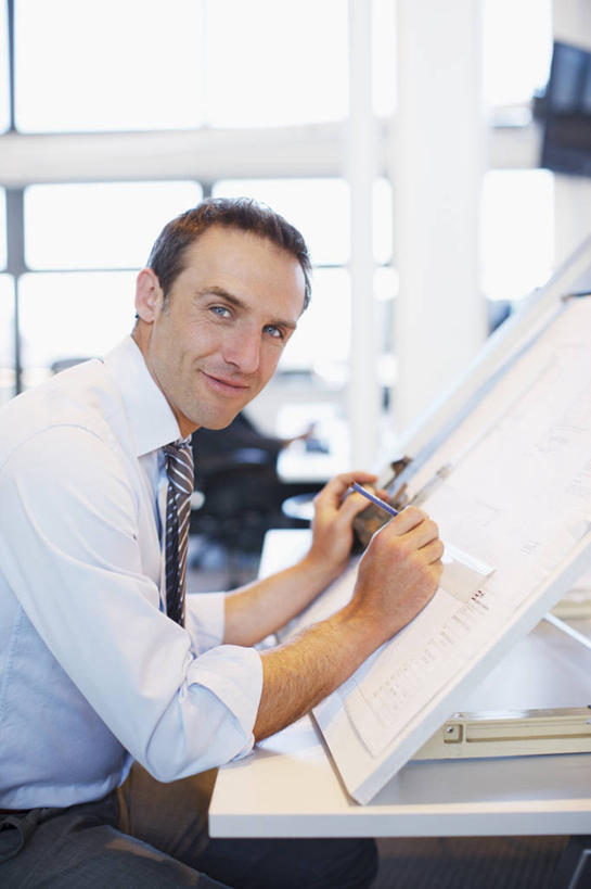 西方人,一个人,商务人士,商务男性,办公室,坐,笑,微笑,露齿笑,竖图,室内,白天,侧面,衬衫,窗户,家具,落地窗,桌子,欧洲,欧洲人,仅一个男性,仅一个人,仅一个中年男性,握,套装,测量,笔,图纸,刻度,办公桌,办公用品,领带,设计图,拿,拿着,扭头,注视,玻璃窗,文具,尺,铅笔,学习用品,观察,看,转头,握着,观看,测量工具,文具用品,尺子,察看,衡量,绘图,象征,庄重,关注,商务装,身份,工程图,草图,蓝图,比例,工薪阶层,测绘,办公家具,量具,量仪,标度,正式,地位,T形尺,丁字尺,男人,男性,中年男性,白种人,白领,上班族,设计,坐着,半身,彩图,衬衣