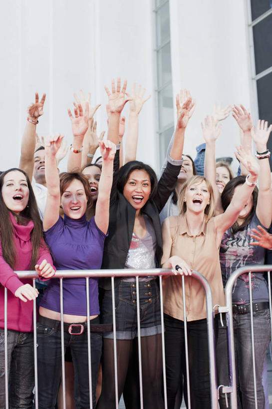 东方人,西方人,栏杆,站,举,笑,微笑,露齿笑,竖图,室外,白天,正面,欧洲,欧洲人,亚洲,阴影,服装,光线,影子,围栏,许多人,挥手,注视,休闲装,黄种人,再见,护栏,衣服,阳光,观察,看,手势,托,站着,招手,一群人,休闲,休闲服,服饰,告别,观看,察看,关注,摆动,离别,辞行,歌迷,男人,男性,年轻男性,年轻女性,女人,女性,中年男性,中年女性,白种人,亚洲人,举起,举手,举着,向上举,向上伸,向上托,站立,半身,彩图