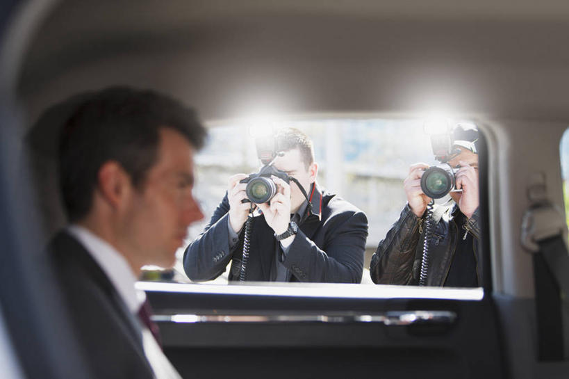 西方人,三个人,记者,演员,电影明星,站,坐,横图,室内,白天,仰视,衬衫,西装,窗户,汽车,相机,照明,欧洲,欧洲人,握,阴影,套装,正装,光线,影子,灯光,领带,拿,拿着,注视,职业装,玻璃窗,车,灯,拍照,车窗,数码相机,灯具,交通工具,轿车,观察,看,站着,单反,握着,摄影,观看,单反相机,照亮,察看,象征,庄重,照明设备,关注,载具,身份,闪光灯,正式,地位,男人,男性,中年男性,白种人,照相机,影视明星,站立,坐着,半身,彩图,低角度拍摄,衬衣,照相,狗仔