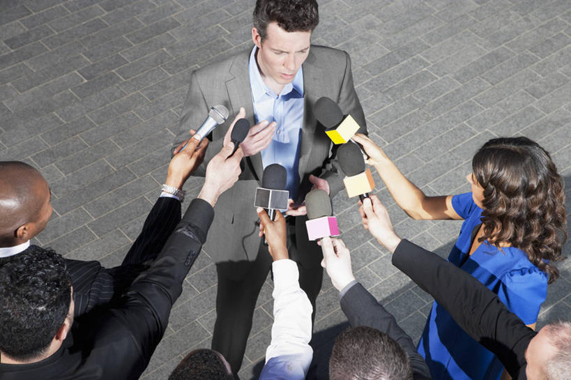 东方人,西方人,记者,演员,电影明星,站,说,横图,俯视,室外,白天,衬衫,西装,讨论,欧洲,非洲,黑人,欧洲人,亚洲,阴影,套装,服装,正装,光线,影子,领带,许多人,注视,休闲装,职业装,黄种人,衣服,阳光,话筒,观察,看,站着,一群人,休闲,休闲服,服饰,观看,察看,麦克风,庄重,关注,扩音器,身份,传声器,正式,地位,微音器,交流,男人,男性,年轻男性,年轻女性,女人,女性,中年男性,中年女性,白种人,非洲人,亚洲人,印度人,影视明星,沟通,讲话,交谈,商讨,说话,谈话,站立,半身,彩图,高角度拍摄,衬衣,狗仔