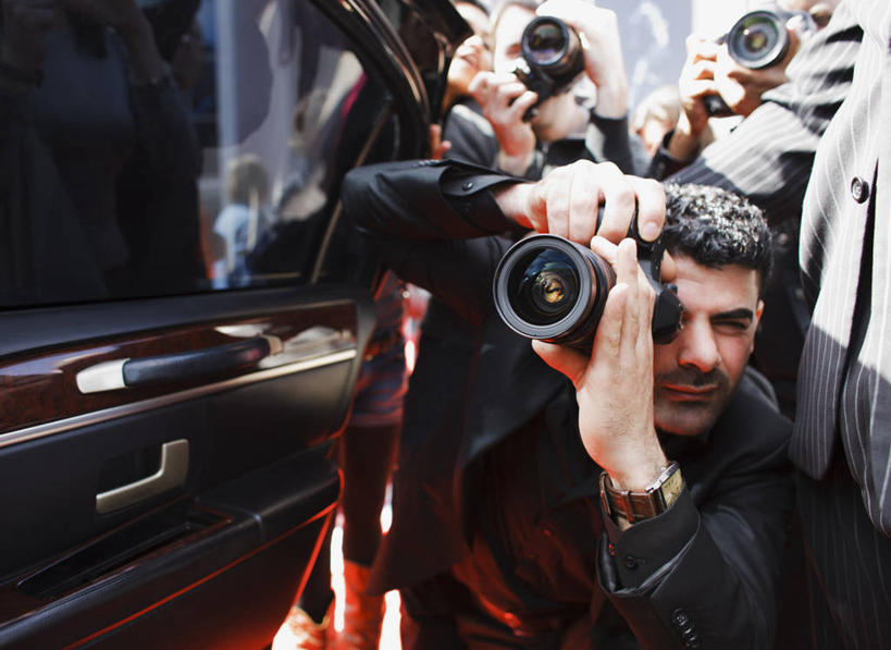 西方人,记者,站,横图,室外,白天,正面,汽车,相机,欧洲,非洲,黑人,欧洲人,弯腰,握,阴影,服装,朦胧,模糊,时间,光线,时钟,手表,影子,许多人,拿,计时,拿着,注视,休闲装,车,拍照,衣服,阳光,数码相机,钟表,交通工具,轿车,观察,看,站着,一群人,休闲,休闲服,表,单反,握着,摄影,服饰,观看,单反相机,腕表,察看,关注,载具,弯身,男人,男性,年轻男性,年轻女性,女人,女性,中年男性,中年女性,白种人,非洲人,照相机,钟,站立,半身,彩图,照相,狗仔