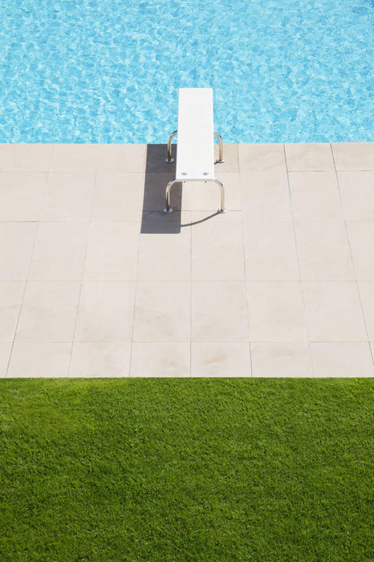 无人,体育馆,游泳池,竖图,俯视,室外,白天,锻炼,游戏,运动,草地,草坪,水,植物,西班牙,欧洲,阴影,光线,影子,水池,水面,玩,娱乐,运动器械,泳池,草,绿色,阳光,休闲,跳山羊,健身器械,活动,游泳馆,发泄,南欧,消遣,智力,跳板,健身器材,跳马,马略卡岛,西班牙王国,宣泄,跳背,巴利阿里群岛,马略卡,巴利阿里,体育,玩耍,嬉戏,彩图,高角度拍摄,健身,马洛卡岛,弓形助跳板,助跳板,运动器材