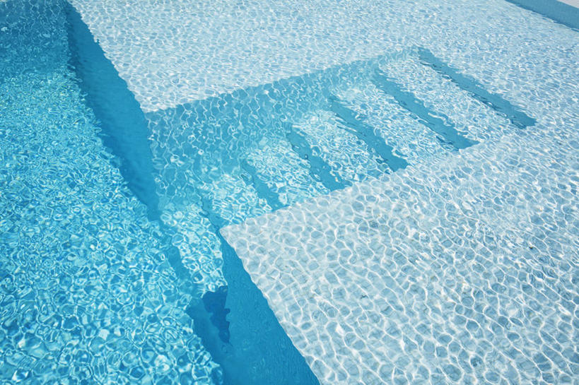 无人,体育馆,游泳池,横图,俯视,室外,白天,水,楼梯,西班牙,欧洲,阴影,光线,影子,阶梯,水池,水面,泳池,台阶,阳光,游泳馆,南欧,马略卡岛,西班牙王国,巴利阿里群岛,马略卡,巴利阿里,彩图,高角度拍摄,马洛卡岛