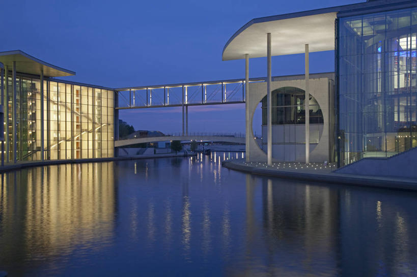 无人,高楼大厦,横图,室外,夜晚,正面,度假,河流,美景,水,城市风光,城市,大厦,建筑,摩天大楼,德国,欧洲,阴影,光线,影子,河水,景观,水流,灯光,首都,娱乐,柏林,蓝色,倒影,蓝天,天空,楼宇,天,享受,休闲,景色,放松,晴朗,倒映,西欧,廊桥,万里无云,德意志联邦共和国,柏林州,反照,蜈蚣桥,虹桥,晴空,晴空万里,彩图,大楼,高层建筑,高楼,摩天楼