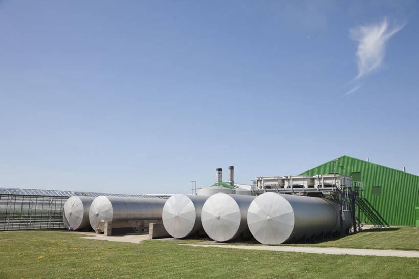 无人,农田,横图,室外,白天,正面,旅游,度假,庄稼,农作物,草地,草坪,美景,植物,英国,欧洲,阴影,光线,影子,景观,云,云朵,云彩,娱乐,英格兰,草,蓝色,绿色,白云,蓝天,天空,阳光,自然,容器,天,享受,休闲,油罐,储油罐,景色,放松,晴朗,储藏,西欧,储存,自然风光,大不列颠,大不列颠及北爱尔兰联合王国,大不列颠联合王国,日不落英帝国,萨塞克斯,萨塞克斯郡,苏塞克斯,西萨塞克斯郡,奇切斯特,存油罐,贮油罐,晴空,彩图,耕地,庄稼田,贮存