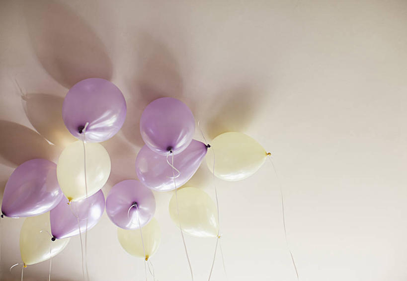 无人,横图,室内,特写,白天,仰视,游戏,天花板,静物,玩具,许多,阴影,反射,影子,塑料,屋顶,很多,玩,顶棚,娱乐,黄色,紫色,气球,塑料制品,休闲,充气玩具,橡胶,益智,活动,发泄,消遣,智力,橡胶制品,宣泄,玩耍,嬉戏,彩图,低角度拍摄