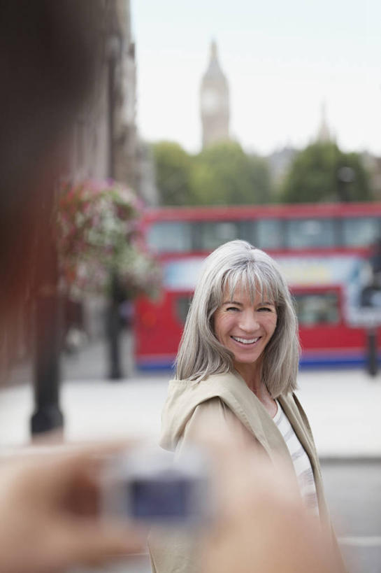 西方人,老年人,两个人,家庭,夫妻,站,笑,微笑,露齿笑,竖图,室外,白天,正面,爱情,旅游,度假,植物,标志建筑,地标,建筑,汽车,观光车,相机,英国,欧洲,伦敦,欧洲人,握,服装,朦胧,模糊,时间,时钟,钟楼,首都,浪漫,拿,计时,拿着,注视,休闲装,娱乐,建设,大本钟,大笨钟,车,树,树木,拍照,衣服,绿色,自然,数码相机,钟表,交通工具,观察,看,站着,享受,休闲,温暖,温馨,一家人,休闲服,表,旅游胜地,恩爱,放松,握着,恋人,摄影,服饰,生长,成长,观看,和睦,察看,西欧,关注,载具,大不列颠,大不列颠及北爱尔兰联合王国,一部,塔钟,大不列颠联合王国,日不落英帝国,雾都,威斯敏斯特宫报时钟,伊丽莎白塔,老年男性,老年女性,男人,男性,女人,女性,白种人,夫妇,情侣,照相机,钟,站立,半身,彩图,照相,旅游观光车,伴侣,融洽