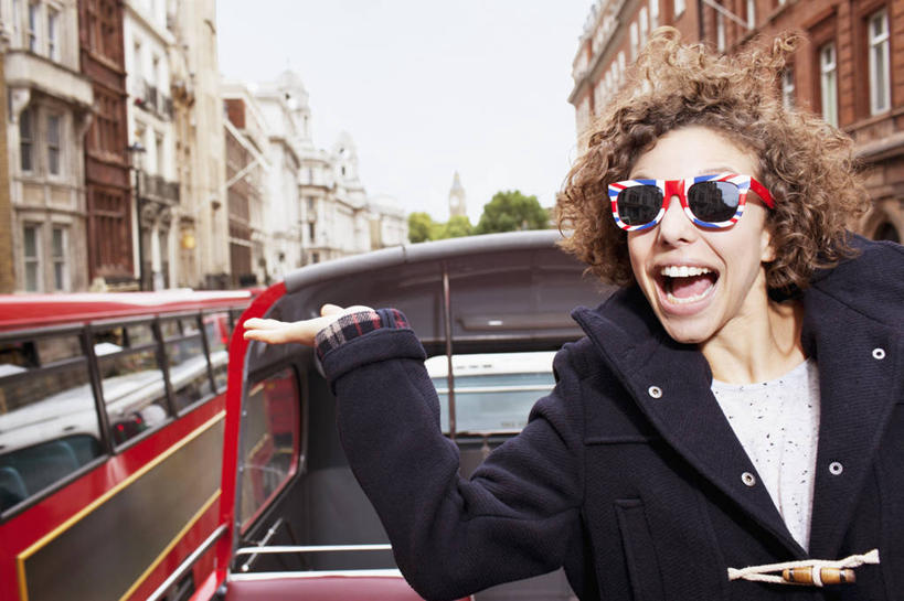 西方人,一个人,家,坐,伸展双臂,笑,微笑,露齿笑,横图,室外,白天,正面,度假,美景,植物,城市风光,城市,公共汽车,英国,欧洲,欧洲人,仅一个年轻女性,仅一个女性,仅一个人,阴影,服装,光线,墨镜,眼镜,影子,房屋,屋子,景观,公寓,巴士,公交车,注视,休闲装,娱乐,洋房,楼房,双层巴士,住宅,车,树,树木,衣服,蓝色,绿色,蓝天,天空,阳光,自然,太阳镜,太阳眼镜,交通工具,天,观察,看,享受,休闲,休闲服,遮阳镜,景色,放松,服饰,生长,晴朗,成长,观看,察看,西欧,关注,载具,大不列颠,大不列颠及北爱尔兰联合王国,万里无云,大不列颠联合王国,日不落英帝国,双层公共汽车,观光巴士,年轻女性,女人,女性,白种人,晴空,晴空万里,敞开双臂,伸开双臂,展开双肩,张开手臂,张开双臂,坐着,半身,彩图,房子