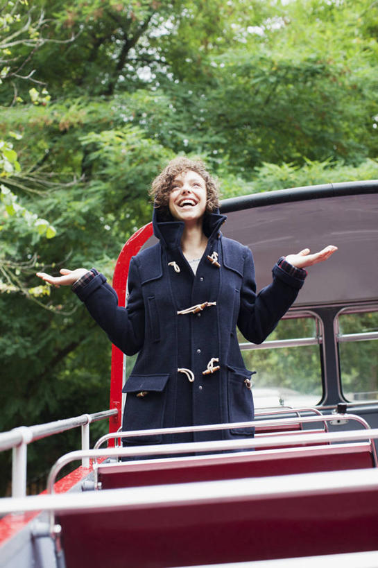 西方人,一个人,站,伸展双臂,笑,微笑,露齿笑,竖图,室外,白天,仰视,度假,美景,植物,城市风光,城市,汽车,观光车,英国,欧洲,欧洲人,仅一个年轻女性,仅一个女性,仅一个人,服装,景观,注视,休闲装,娱乐,车,树,树木,衣服,绿色,自然,交通工具,观察,看,站着,享受,休闲,休闲服,景色,放松,服饰,生长,成长,观看,察看,西欧,关注,载具,大不列颠,大不列颠及北爱尔兰联合王国,大不列颠联合王国,日不落英帝国,年轻女性,女人,女性,白种人,敞开双臂,伸开双臂,展开双肩,站立,张开手臂,张开双臂,半身,彩图,低角度拍摄,旅游观光车