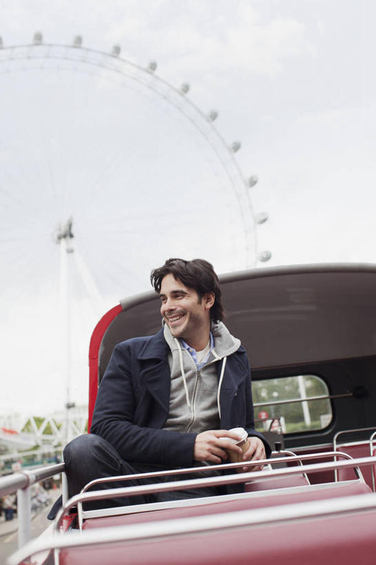 西方人,一个人,坐,笑,微笑,露齿笑,竖图,室外,白天,仰视,旅游,度假,游戏,植物,标志建筑,地标,建筑,汽车,观光车,英国,欧洲,伦敦,欧洲人,仅一个男性,仅一个人,仅一个中年男性,服装,摩天轮,首都,玩,扭头,注视,休闲装,娱乐,建设,伦敦眼,泰晤士河,车,树,树木,衣服,绿色,自然,交通工具,观察,看,转头,享受,休闲,休闲服,旅游胜地,放松,服饰,游乐设施,生长,成长,观看,活动,察看,西欧,发泄,关注,消遣,智力,载具,大不列颠,大不列颠及北爱尔兰联合王国,费里斯大转轮,宣泄,大不列颠联合王国,日不落英帝国,游艺设施,雾都,千禧之轮,男人,男性,中年男性,白种人,玩耍,嬉戏,坐着,半身,彩图,低角度拍摄,旅游观光车,兰贝斯区
