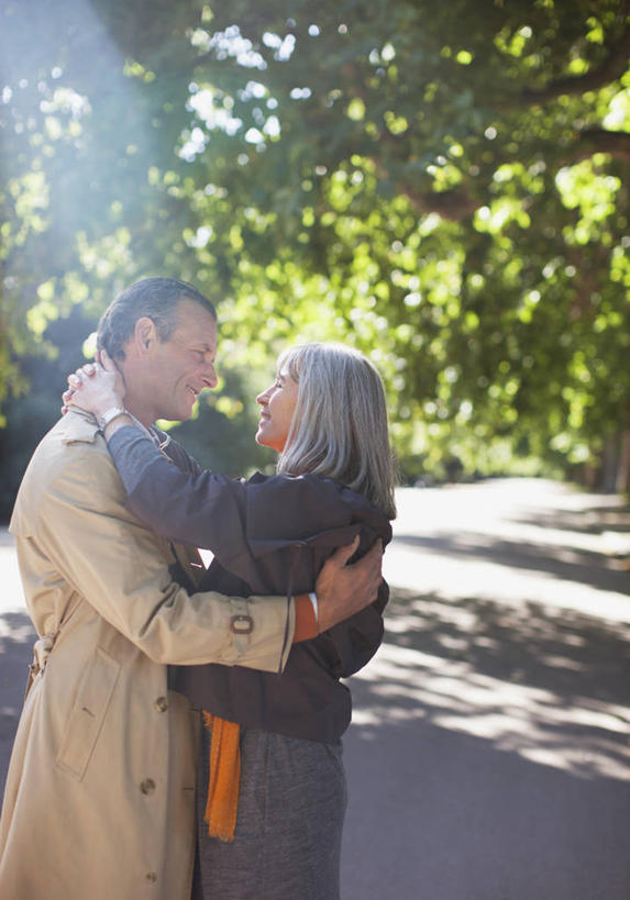 西方人,中年人,两个人,家庭,夫妻,站,抱,笑,微笑,露齿笑,竖图,室外,白天,侧面,爱情,树林,植物,飞机,欧洲,欧洲人,阴影,服装,光线,影子,浪漫,注视,休闲装,航空,相视,树,树木,衣服,绿色,阳光,自然,交通工具,观察,看,站着,休闲,温暖,温馨,一家人,面对面,休闲服,恩爱,战争,恋人,服饰,空军,生长,成长,抱着,观看,对视,和睦,战斗机,察看,互视,搂着,关注,载具,相对,轰炸机,军用机,军用战斗机,侦察机,相看,U-2侦察机,男人,男性,女人,女性,中年男性,中年女性,白种人,夫妇,情侣,怀抱,搂,搂抱,相抱,拥抱,站立,半身,彩图,镜头光晕,透镜闪耀,眩光,伴侣,融洽