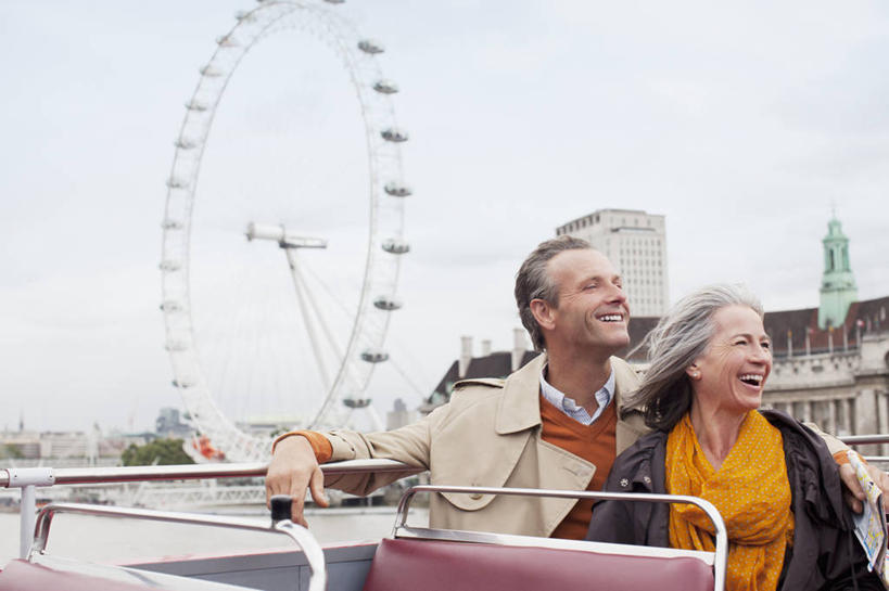 西方人,中年人,两个人,家庭,夫妻,坐,笑,微笑,露齿笑,横图,室外,白天,正面,爱情,旅游,度假,游戏,标志建筑,地标,建筑,公共汽车,英国,欧洲,伦敦,欧洲人,服装,云,云朵,摩天轮,巴士,公交车,首都,浪漫,玩,云彩,扭头,注视,休闲装,娱乐,建设,伦敦眼,泰晤士河,双层巴士,车,衣服,蓝色,白云,蓝天,天空,交通工具,天,观察,看,转头,享受,休闲,温暖,温馨,一家人,休闲服,旅游胜地,恩爱,放松,恋人,服饰,游乐设施,晴朗,观看,活动,和睦,察看,西欧,发泄,关注,消遣,智力,载具,大不列颠,大不列颠及北爱尔兰联合王国,费里斯大转轮,宣泄,大不列颠联合王国,日不落英帝国,双层公共汽车,游艺设施,雾都,千禧之轮,观光巴士,男人,男性,女人,女性,中年男性,中年女性,白种人,夫妇,情侣,晴空,玩耍,嬉戏,坐着,半身,彩图,兰贝斯区,伴侣,融洽