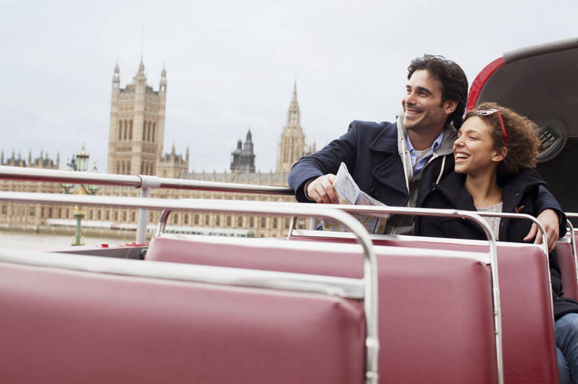 西方人,两个人,家庭,夫妻,家,坐,抱,笑,微笑,露齿笑,横图,室外,白天,正面,爱情,道路,公共汽车,地图,欧洲,欧洲人,握,服装,信息,墨镜,眼镜,房屋,屋子,巴士,公交车,交通,浪漫,拿,拿着,注视,休闲装,方向,楼房,双层巴士,住宅,车,衣服,蓝色,蓝天,天空,太阳镜,太阳眼镜,交通工具,天,观察,看,休闲,温暖,温馨,一家人,休闲服,遮阳镜,恩爱,握着,恋人,服饰,晴朗,抱着,观看,引导,指引,和睦,察看,搂着,关注,载具,万里无云,双层公共汽车,观光巴士,男人,男性,年轻女性,女人,女性,中年男性,白种人,年轻人,夫妇,情侣,晴空,晴空万里,怀抱,搂,搂抱,相抱,拥抱,坐着,半身,彩图,房子,伴侣,融洽,导航