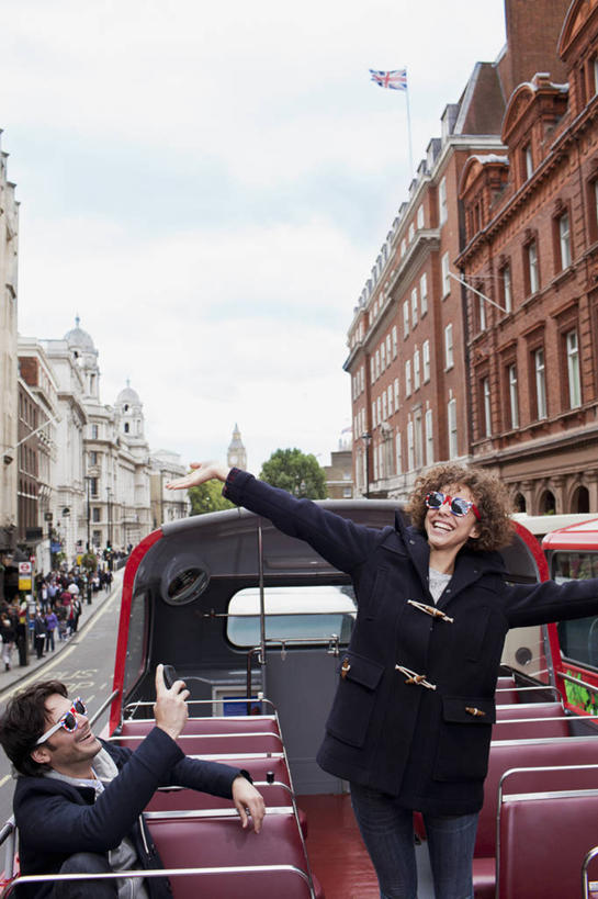 西方人,两个人,家庭,夫妻,家,站,坐,举,伸展双臂,笑,微笑,露齿笑,竖图,室外,白天,正面,爱情,公共汽车,相机,欧洲,欧洲人,握,服装,墨镜,眼镜,房屋,屋子,公寓,巴士,公交车,浪漫,拿,拿着,注视,休闲装,洋房,楼房,双层巴士,住宅,车,拍照,衣服,天空,数码相机,太阳镜,太阳眼镜,交通工具,天,观察,看,托,站着,休闲,温暖,温馨,一家人,休闲服,遮阳镜,恩爱,握着,恋人,摄影,服饰,观看,和睦,察看,关注,载具,双层公共汽车,观光巴士,男人,男性,年轻女性,女人,女性,中年男性,白种人,年轻人,夫妇,情侣,照相机,敞开双臂,举起,举手,举着,伸开双臂,向上举,向上伸,向上托,展开双肩,站立,张开手臂,张开双臂,坐着,半身,彩图,照相,房子,伴侣,融洽