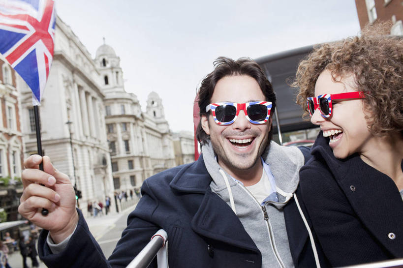 西方人,两个人,家庭,夫妻,家,坐,笑,微笑,露齿笑,横图,室外,白天,正面,爱情,公共汽车,旗帜,国旗,欧洲,欧洲人,握,阴影,服装,光线,墨镜,眼镜,影子,房屋,屋子,云,云朵,公寓,巴士,公交车,浪漫,拿,云彩,拿着,注视,休闲装,洋房,楼房,双层巴士,住宅,车,衣服,蓝色,白云,蓝天,天空,阳光,太阳镜,太阳眼镜,英国国旗,交通工具,天,观察,看,休闲,温暖,温馨,一家人,休闲服,遮阳镜,恩爱,握着,恋人,服饰,晴朗,观看,和睦,察看,米字旗,关注,载具,双层公共汽车,观光巴士,男人,男性,年轻女性,女人,女性,中年男性,白种人,年轻人,夫妇,情侣,旗,晴空,坐着,半身,彩图,房子,伴侣,融洽