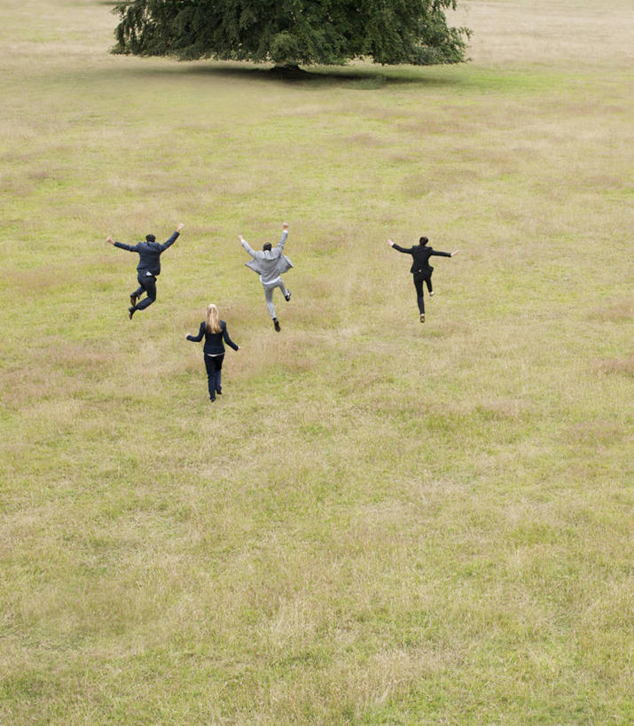 西方人,同事,商务人士,商务男性,商务女性,竖图,室外,白天,正面,衬衫,成功,合作,团队,集体,信心,欧洲,欧洲人,套装,队伍,领导,成就,商务装,合伙,领袖,工薪阶层,白种人,白领,上班族,彩图,全身,衬衣