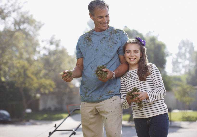 西方人,儿童,中年人,两个人,家庭,父亲,女儿,站,笑,微笑,露齿笑,横图,室外,白天,正面,纯洁,草地,草坪,植物,欧洲,欧洲人,握,阴影,服装,朦胧,模糊,光线,工具,影子,凌乱,拿,拿着,注视,休闲装,草,树,树木,小孩,衣服,绿色,天空,阳光,自然,天,观察,看,站着,休闲,温暖,温馨,父女,一家人,休闲服,器械,父爱,可爱,童年,童趣,握着,服饰,生长,成长,观看,割草机,和睦,察看,混乱,切割,关注,锄草,除草机,童真,烂漫,无邪,农具,耕具,纷乱,缭乱,庞杂,修整,天真,男人,男性,女孩,中年男性,白种人,孩子,站立,半身,彩图,草坪修剪机,剪草机,融洽,女生