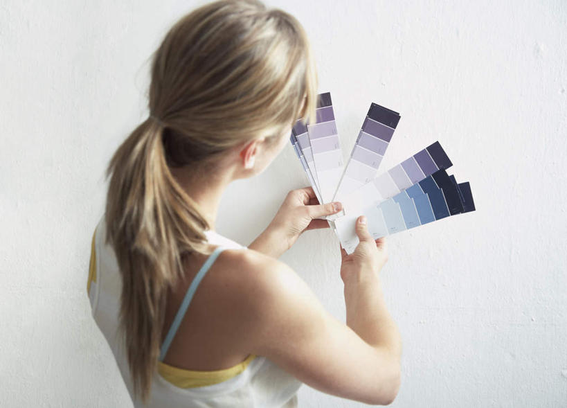 西方人,一个人,站,横图,室内,白天,欧洲,欧洲人,仅一个年轻女性,仅一个女性,仅一个人,握,服装,墙,系统,拿,拿着,休闲装,墙壁,墙面,背面,衣服,白色,站着,休闲,休闲服,比较,色彩,颜色,握着,服饰,对比,色阶卡,色卡,颜色卡,色板,选择,标准,比色卡,色标卡,年轻女性,女人,女性,白种人,站立,半身,彩图