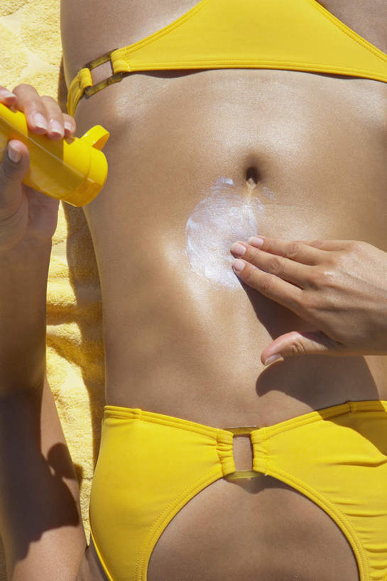 西方人,一个人,躺,竖图,俯视,室外,白天,泳装,比基尼,欧洲,欧洲人,仅一个年轻女性,仅一个女性,仅一个人,擦,抚摸,阴影,光线,纺织物,影子,黄色,阳光,化妆品,毛巾,清洁,擦拭,保暖,防晒乳,防晒霜,护肤品,化妆用品,护肤用品,透气,防水,储水,耐磨,吸水,揩擦,拭,卧着,年轻女性,女人,女性,白种人,躺着,卧,半身,彩图,高角度拍摄,三点式,泳衣,轻抚