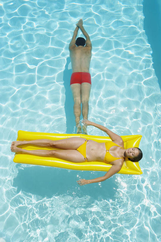 游泳,西方人,两个人,游泳池,躺,闭眼,竖图,俯视,室外,白天,泳装,比基尼,爱情,水,船,欧洲,欧洲人,一艘,阴影,泳裤,光线,影子,水池,水面,浪漫,泳池,黄色,红色,阳光,交通工具,温暖,温馨,恩爱,恋人,充气船,和睦,载具,泅水,拍浮,卧着,男人,男性,年轻男性,年轻女性,女人,女性,白种人,情侣,闭眼睛,闭着眼,闭着眼睛,躺着,卧,彩图,高角度拍摄,全身,三点式,泳衣,伴侣,融洽