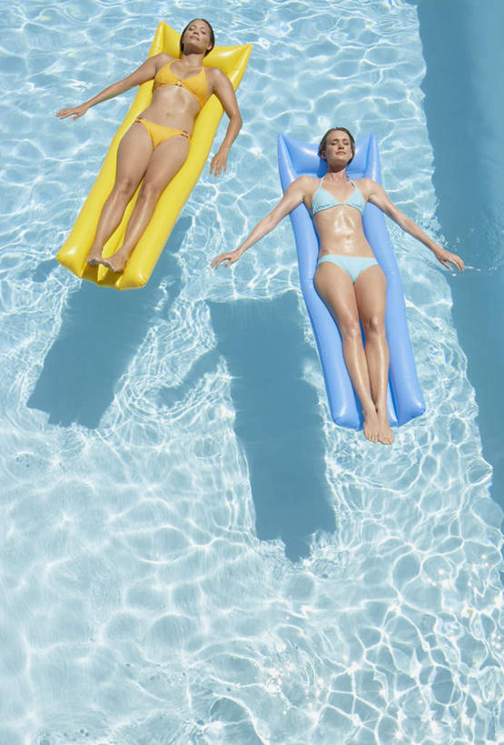 西方人,两个人,伙伴,朋友,游泳池,躺,闭眼,竖图,俯视,室外,白天,泳装,比基尼,友谊,水,地板,船,欧洲,欧洲人,阴影,光线,影子,水池,水面,地面,两艘,泳池,木地板,黄色,蓝色,阳光,交通工具,充气船,载具,卧着,友情,年轻女性,女人,女性,白种人,闭眼睛,闭着眼,闭着眼睛,躺着,卧,彩图,高角度拍摄,全身,三点式,泳衣