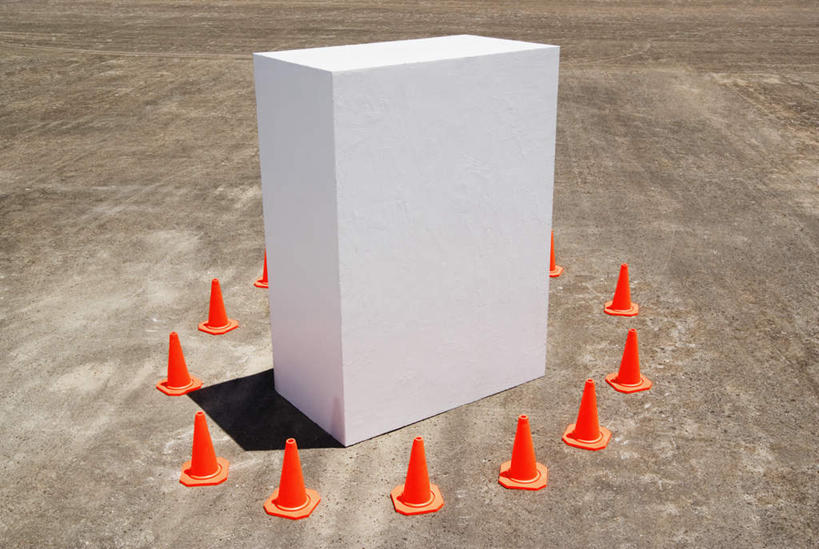 无人,横图,室外,特写,白天,正面,道路,路,公路,静物,许多,环绕,围绕,分离,纸盒,交通,警告,环抱,盒子,一个,白色,包装盒,橙色,警示,单个,隔离,禁止,提醒,提示,限制,交通标志,路锥,交通锥,萦绕,危险,马路,彩图