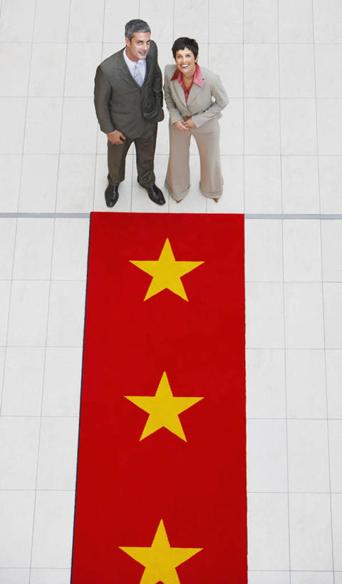 西方人,两个人,同事,商务人士,商务男性,商务女性,站,竖图,俯视,室内,白天,衬衫,成功,合作,团队,集体,信心,地毯,欧洲,欧洲人,一排,阴影,套装,整齐,装饰,编织,反射,影子,手工艺品,星星,织物,注视,队伍,排列,三个,黄色,红色,工艺品,观察,看,站着,星形,观看,华丽,修饰,点缀,察看,领导,成就,队列,关注,商务装,合伙,领袖,五角形,工薪阶层,衬托,美观,雅致,雅观,男人,男性,年轻男性,女人,女性,中年女性,白种人,白领,上班族,五角星,抬头,仰头,站立,彩图,高角度拍摄,全身,衬衣