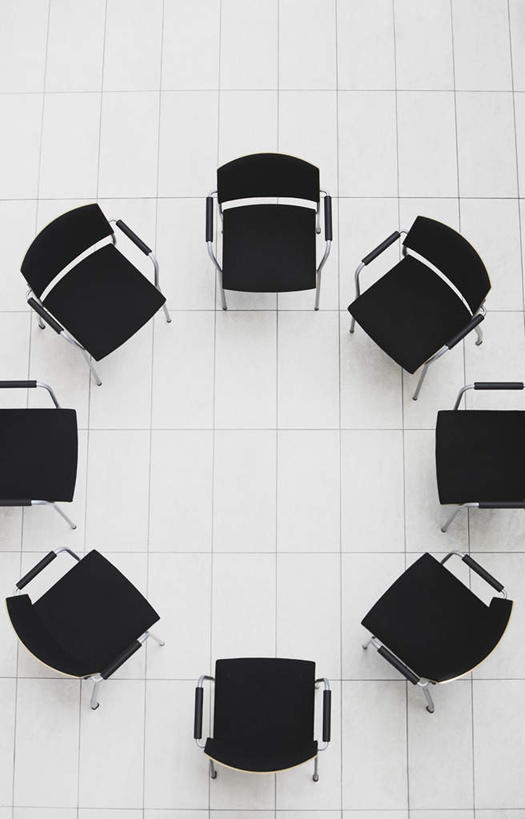 无人,竖图,俯视,室内,白天,静物,椅子,许多,阴影,环绕,围绕,反射,瓷砖,地砖,影子,地面,环抱,黑色,会议椅,办公椅,商务椅,培训椅,萦绕,彩图,高角度拍摄