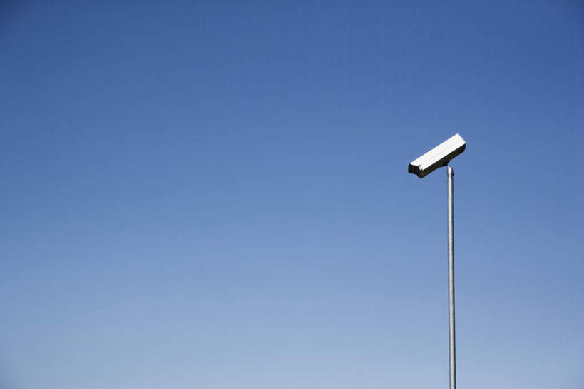 无人,横图,室外,白天,仰视,显示器,阴影,光线,屏幕,影子,显示屏,一个,蓝色,蓝天,天空,阳光,天,观察,晴朗,单个,察看,调查,监视器,监控,输出设备,考察,监控设备,万里无云,观测,视察,监控设置,监控装备,晴空,晴空万里,彩图,低角度拍摄