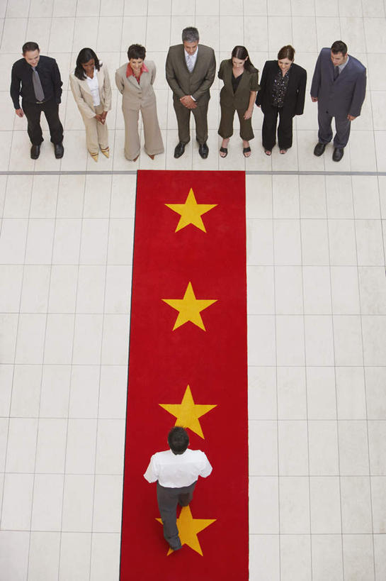 西方人,同事,商务人士,商务男性,商务女性,站,竖图,俯视,室内,白天,衬衫,成功,合作,团队,集体,信心,地毯,欧洲,欧洲人,一排,套装,整齐,装饰,编织,手工艺品,星星,织物,许多人,注视,队伍,排列,红色,工艺品,观察,看,站着,一群人,星形,观看,华丽,修饰,点缀,察看,领导,成就,队列,关注,商务装,合伙,领袖,五角形,工薪阶层,衬托,美观,雅致,雅观,男人,男性,年轻男性,年轻女性,女人,女性,中年男性,中年女性,白种人,白领,上班族,五角星,站立,彩图,高角度拍摄,全身,衬衣