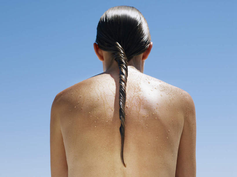 西方人,一个人,站,横图,室外,白天,仰视,欧洲,欧洲人,仅一个年轻女性,仅一个女性,仅一个人,阴影,朦胧,模糊,光线,影子,裸露,蓝色,蓝天,天空,阳光,天,站着,辫子,晴朗,裸,万里无云,年轻女性,女人,女性,白种人,晴空,晴空万里,站立,半身,彩图,低角度拍摄