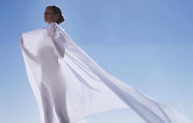 西方人,一个人,站,闭眼,横图,室外,白天,仰视,欧洲,欧洲人,仅一个年轻女性,仅一个女性,仅一个人,阴影,服装,柔软,透明,光线,布,影子,布纹,衣服,蓝色,白色,蓝天,天空,阳光,抹胸,天,站着,服饰,轻薄,晴朗,飘逸,布匹,张开五指,衣着,穿着,万里无云,衣饰,雪纺,露脐装,年轻女性,女人,女性,白种人,晴空,晴空万里,闭眼睛,闭着眼,闭着眼睛,站立,半身,彩图,低角度拍摄,丝织物,乔其纱,乔其绉,乔琪纱,五指张开