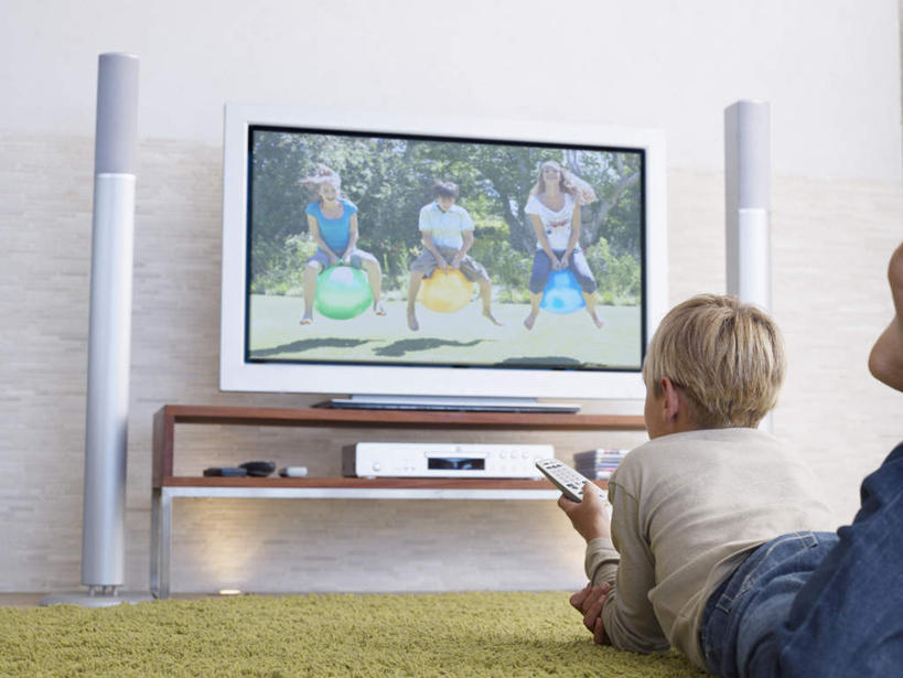 西方人,儿童,一个人,横图,室内,白天,侧面,纯洁,地毯,电视,欧洲,欧洲人,仅一个男性,仅一个人,握,服装,装饰,编织,手工艺品,墙,织物,注视,休闲装,墙壁,墙面,一个,小孩,衣服,绿色,白色,工艺品,遥控器,观察,看,趴着,仅一个小孩,休闲,休闲服,可爱,童年,童趣,握着,服饰,单个,观看,华丽,修饰,点缀,察看,影碟机,关注,DVD播放器,彩电,童真,烂漫,无邪,衬托,美观,雅致,雅观,彩色电视机,显像管屏,显像管屏幕,DVD播放机,DVD影碟机,光盘存储器,数字多功能光盘,天真,男孩,男人,男性,白种人,孩子,电视机,趴,半身,彩图,男生