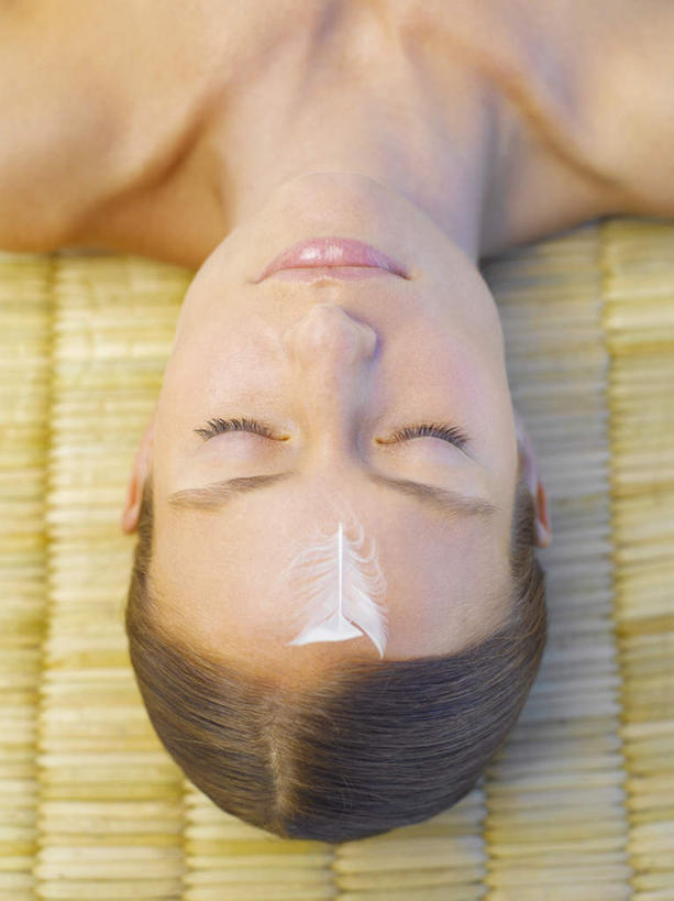 西方人,脸,头,脸颊,脖子,锁骨,肩胛骨,胸骨,肋骨,一个人,躺,闭眼,竖图,俯视,室内,特写,白天,按摩,床,欧洲,欧洲人,仅一个年轻女性,仅一个女性,仅一个人,床单,被子,肩膀,享受,健康,保健,单人床,被单,指压,胸椎,腰骨,肋软骨,卧着,年轻女性,女人,女性,白种人,头部,脖,颈,颈部,脸部,脸蛋,面部,闭眼睛,闭着眼,闭着眼睛,躺着,卧,半身,彩图,高角度拍摄,推拿