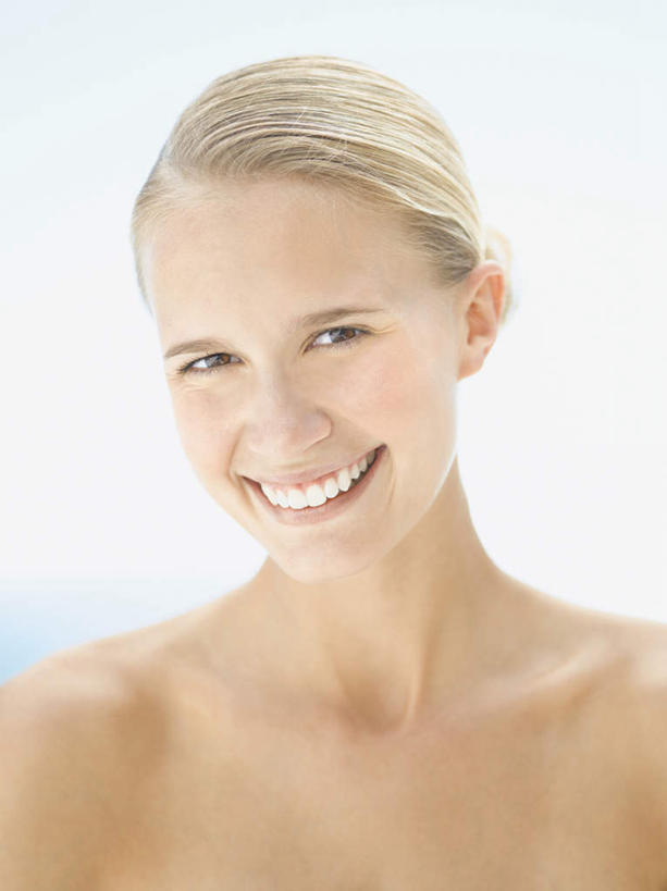 西方人,脸,头,脸颊,脖子,锁骨,肩胛骨,胸骨,肋骨,头发,一个人,笑,微笑,露齿笑,竖图,室外,特写,白天,正面,欧洲,欧洲人,仅一个年轻女性,仅一个女性,仅一个人,阴影,光线,影子,注视,肩膀,黄色,阳光,观察,看,观看,察看,关注,胸椎,腰骨,肋软骨,年轻女性,女人,女性,白种人,头部,脖,颈,颈部,脸部,脸蛋,面部,半身,彩图