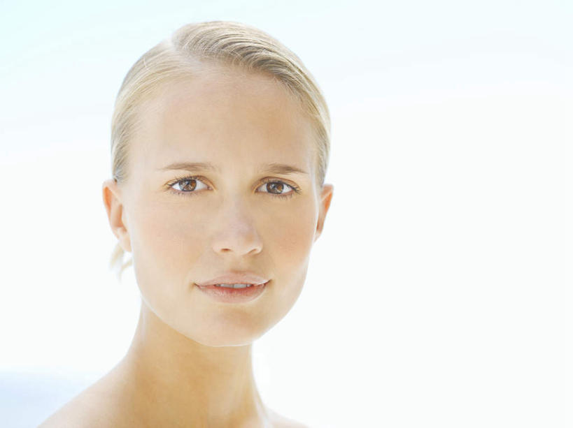 西方人,脸,头,脸颊,脖子,锁骨,肩胛骨,胸骨,肋骨,头发,一个人,笑,微笑,横图,室外,特写,白天,正面,欧洲,欧洲人,仅一个年轻女性,仅一个女性,仅一个人,阴影,光线,影子,注视,肩膀,黄色,阳光,观察,看,观看,察看,关注,胸椎,腰骨,肋软骨,年轻女性,女人,女性,白种人,头部,脖,颈,颈部,脸部,脸蛋,面部,半身,彩图