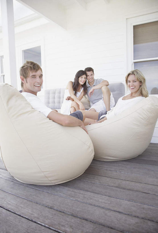 西方人,四个人,伙伴,朋友,家,坐,笑,微笑,露齿笑,竖图,室外,白天,正面,爱情,友谊,椅子,欧洲,欧洲人,服装,房屋,墙,屋子,浪漫,扭头,注视,休闲装,楼房,墙壁,墙面,住宅,衣服,观察,看,转头,休闲,温暖,温馨,休闲服,恩爱,恋人,服饰,观看,和睦,察看,关注,球椅,太空椅,鸡蛋椅,友情,男人,男性,年轻男性,年轻女性,女人,女性,白种人,情侣,坐着,彩图,全身,房子,伴侣,融洽