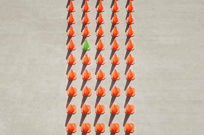 无人,横图,俯视,室外,白天,一排,许多,阴影,整齐,并列,并排,分离,光线,影子,很多,警告,排列,绿色,阳光,橙色,警示,隔离,禁止,提醒,队列,提示,限制,平行,交通标志,路锥,交通锥,危险,彩图,高角度拍摄