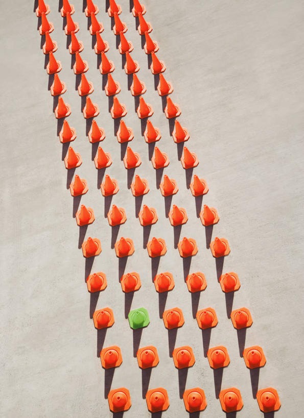 无人,竖图,俯视,室外,特写,白天,静物,一排,许多,阴影,灰色背景,整齐,并列,并排,分离,光线,影子,地面,警告,排列,绿色,阳光,橙色,警示,隔离,禁止,提醒,队列,提示,限制,平行,交通标志,路锥,交通锥,危险,彩图,高角度拍摄