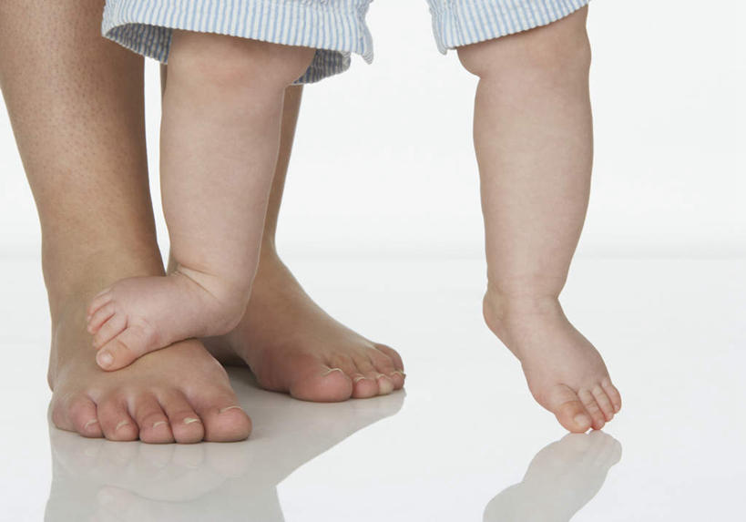 西方人,婴儿,儿童,腿部,脚,脚趾,脚趾甲,腿,两个人,家庭,母亲,站,横图,室内,特写,白天,正面,纯洁,欧洲,欧洲人,踩,小孩,踩着,站着,温暖,温馨,一家人,可爱,母爱,童年,童趣,摄影,活泼,影棚,和睦,宝宝,童真,纯真,烂漫,无邪,母婴,伶俐,天真,年轻女性,女人,女性,白种人,孩子,年轻人,脚指甲,站立,半身,彩图,影棚拍摄,拍摄,融洽