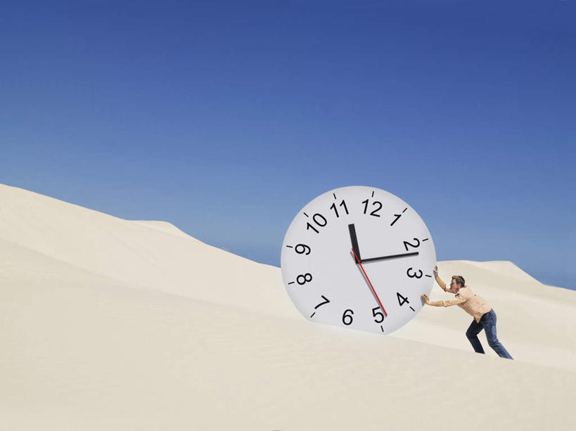 西方人,一个人,推,横图,室外,白天,侧面,沙漠,欧洲,欧洲人,仅一个男性,仅一个人,阴影,服装,时间,光线,时钟,影子,计时,注视,休闲装,仅一个年轻男性,一个,衣服,蓝色,蓝天,天空,阳光,挂钟,钟表,天,观察,看,休闲,休闲服,表,服饰,晴朗,单个,观看,察看,关注,万里无云,男人,男性,年轻男性,白种人,钟,大漠,砂漠,晴空,晴空万里,彩图,全身